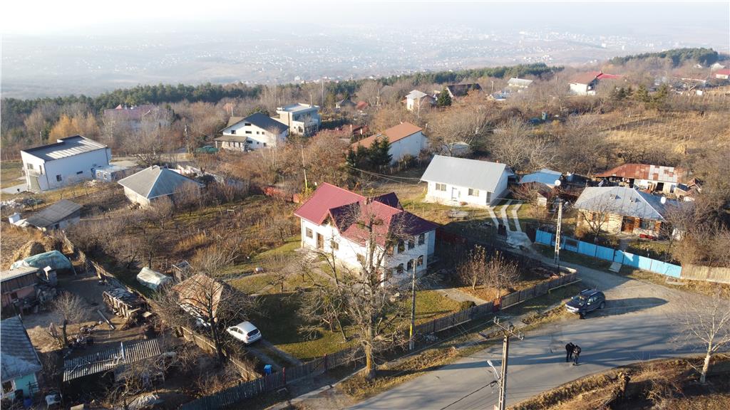 Casa si teren in zona Bucium - Paun cu panorama deosebita asupra orasului
